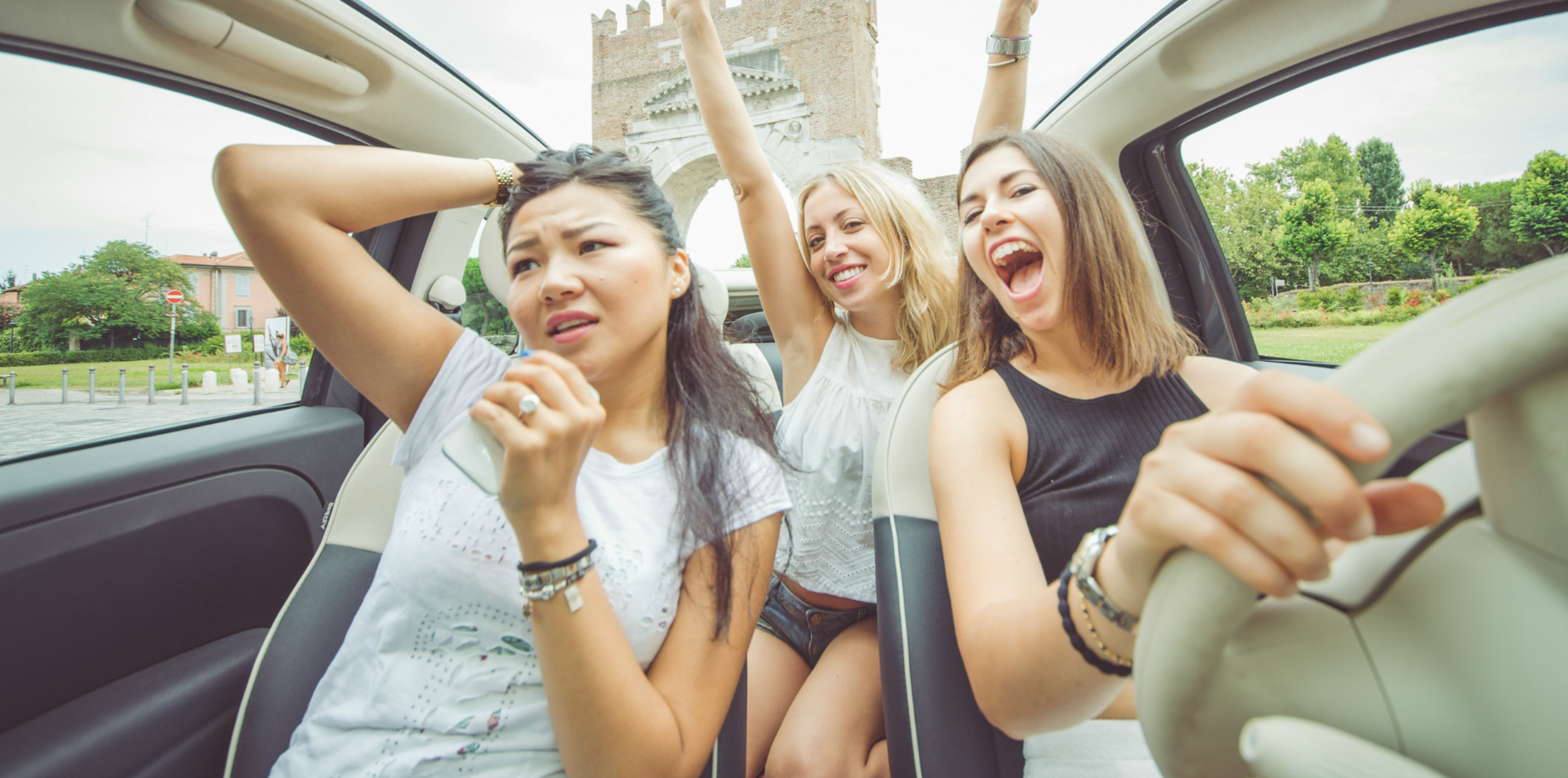 Att sjunga och dansa i bilen kan nu bli olagligt i Storbritannien.